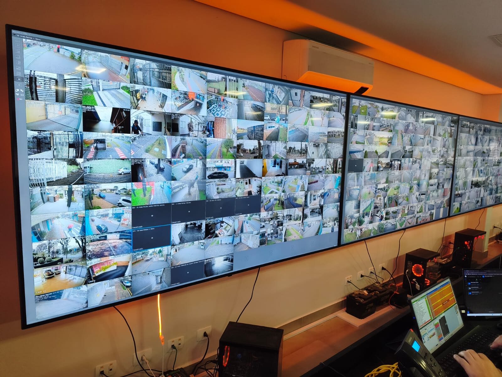 Sistemas e monitores da central MyPort em Curitiba